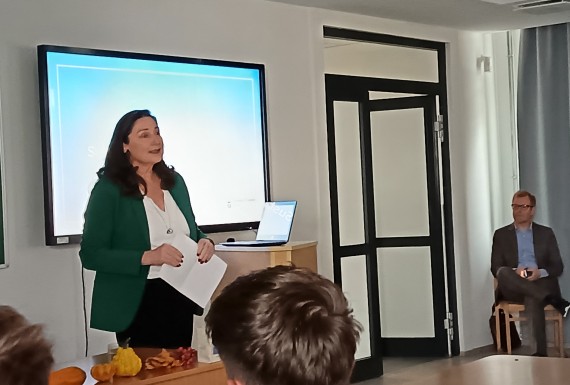 A svéd nagykövet asszony előadása a Tópartiban